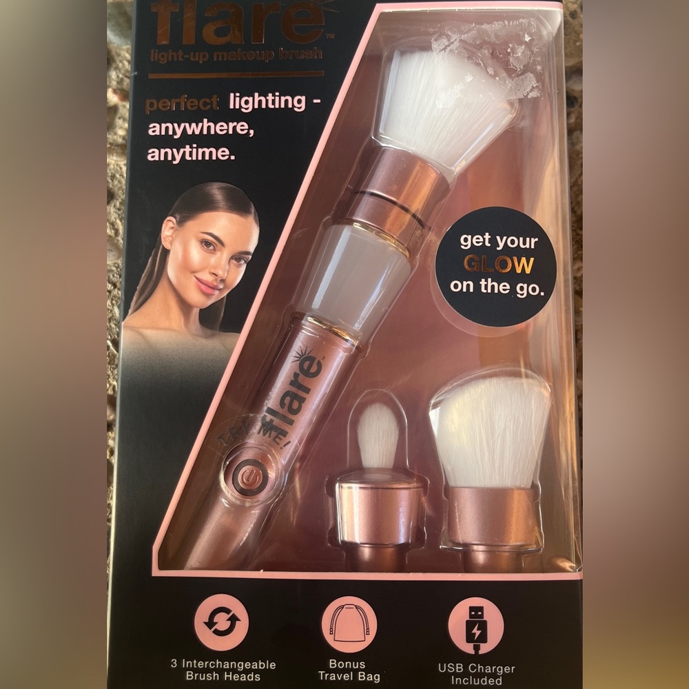 NIB- Flare light-up Makeup Brush